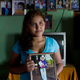 La hermana de Alvarenga con una imagen de este de pequeño con su padre. AP